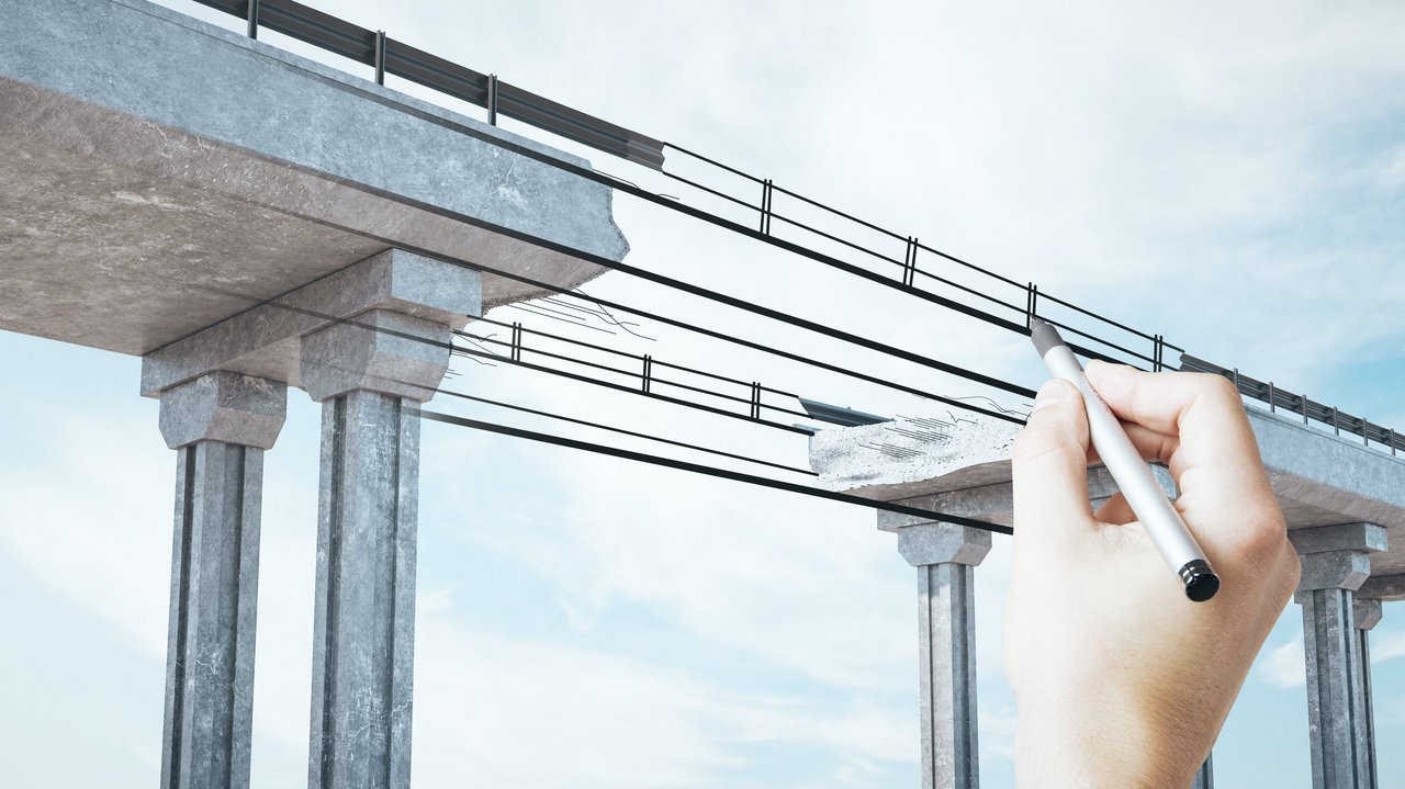 Hand zeichnet den Mittelteil einer Brücke