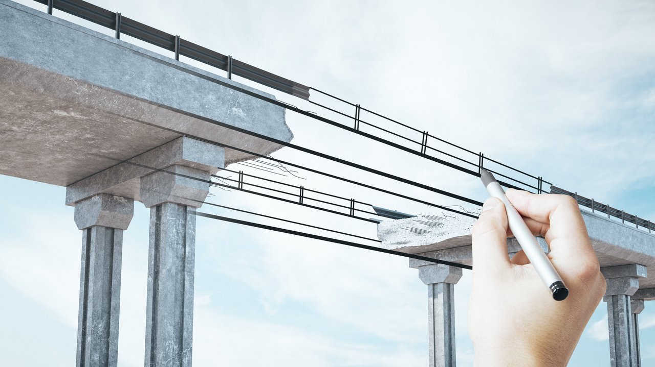 Hand zeichnet den Mittelteil einer Brücke