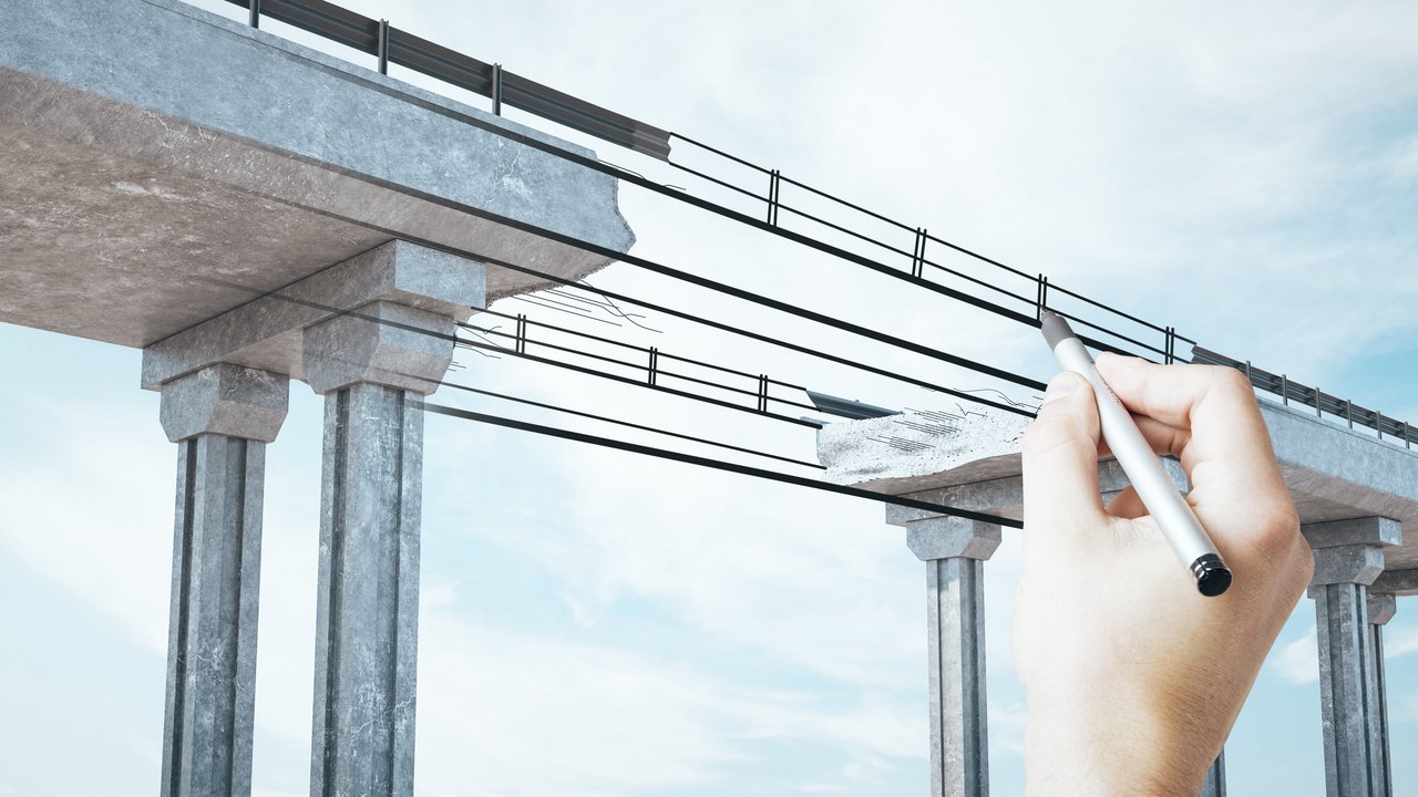 Hand zeichnet den Mittelteil einer Brücke