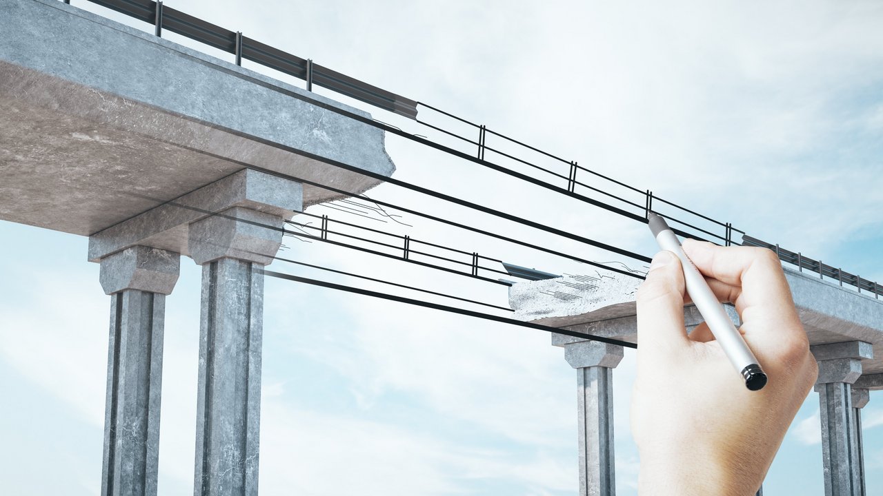 Hand zeichnet den Mittelteil einer Brücke