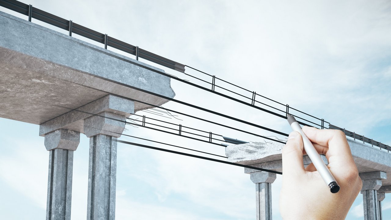 Hand zeichnet den Mittelteil einer Brücke