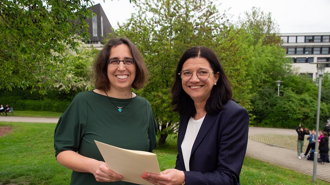 Andrea Siefert (rechts), zuständige Referentin am Regierungspräsidium Stuttgart, überreicht Judith Bentele (links) das Bestellungsschreiben von Kultusministerin Theresa Schopper