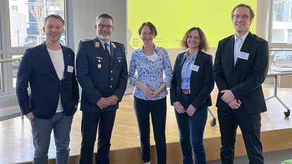 Dr. Franz Ecker Bereichsleitung Erneuerbare BW, Oberstleutnant Heiko Scheer Luftfahrtamt der Bundeswehr, Regierungspräsidentin Susanne Bay, Dr. Andrea Holzapfel Leitung StEWK, Sebastian Trumm UM