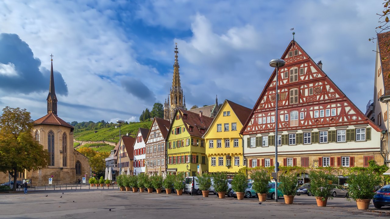 Marktplatz Esslingen mit historischer Häuserzeile 