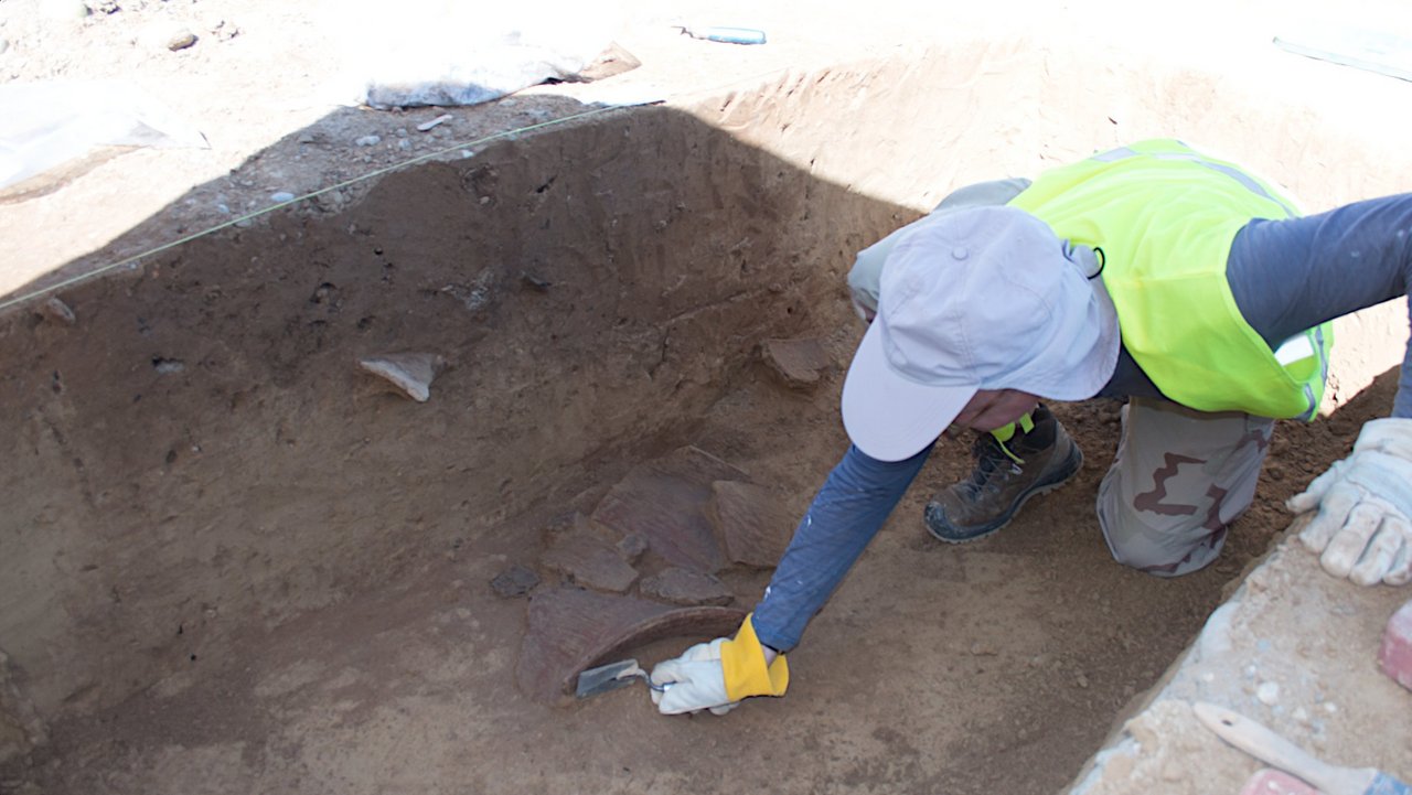 4.	Freilegung mehrerer Fragmente eines großen Tongefäßes der Urnenfelderkultur (ca. 1200–800 v.Chr.) innerhalb der ehemaligen Vorratsgrube