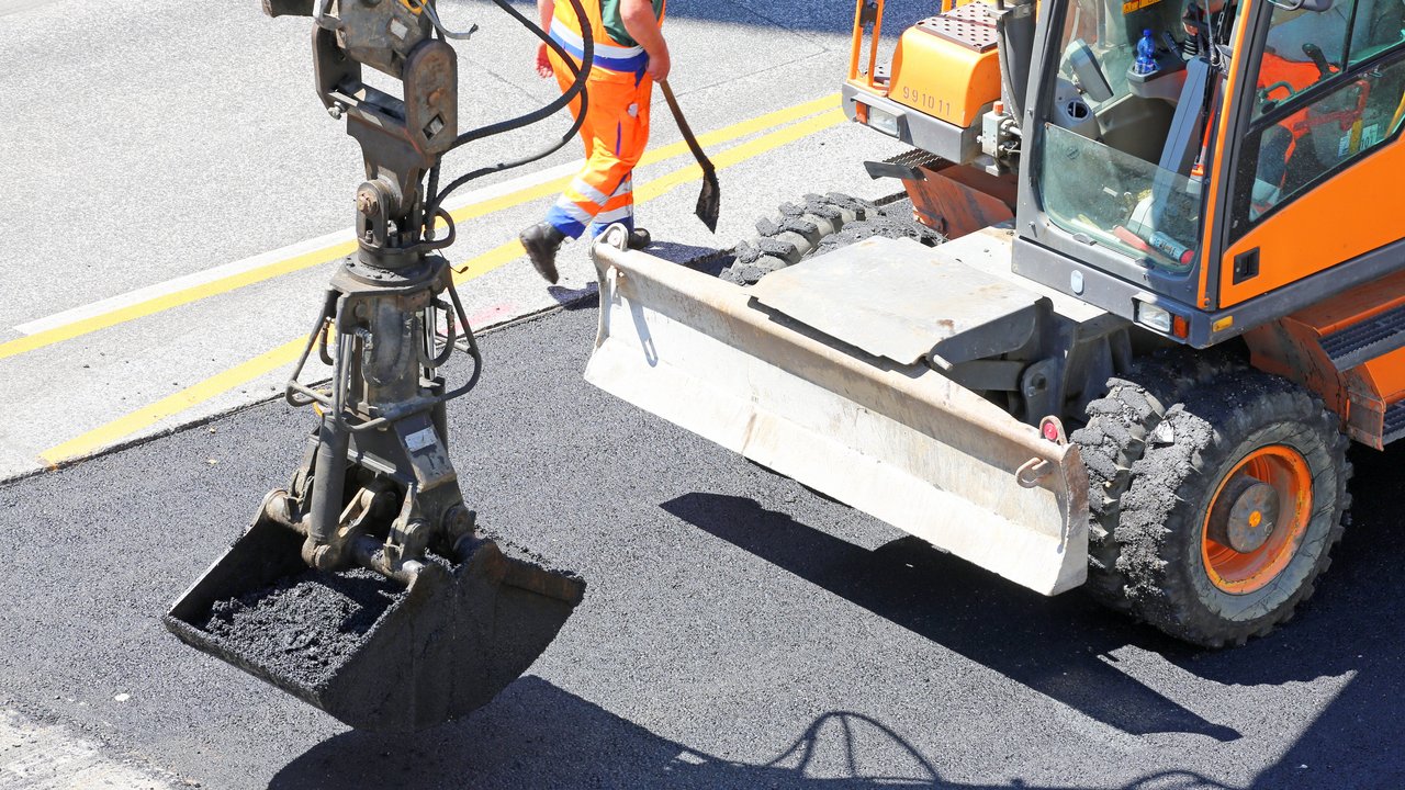 Bild zeigt Baggergreifer mit Teer