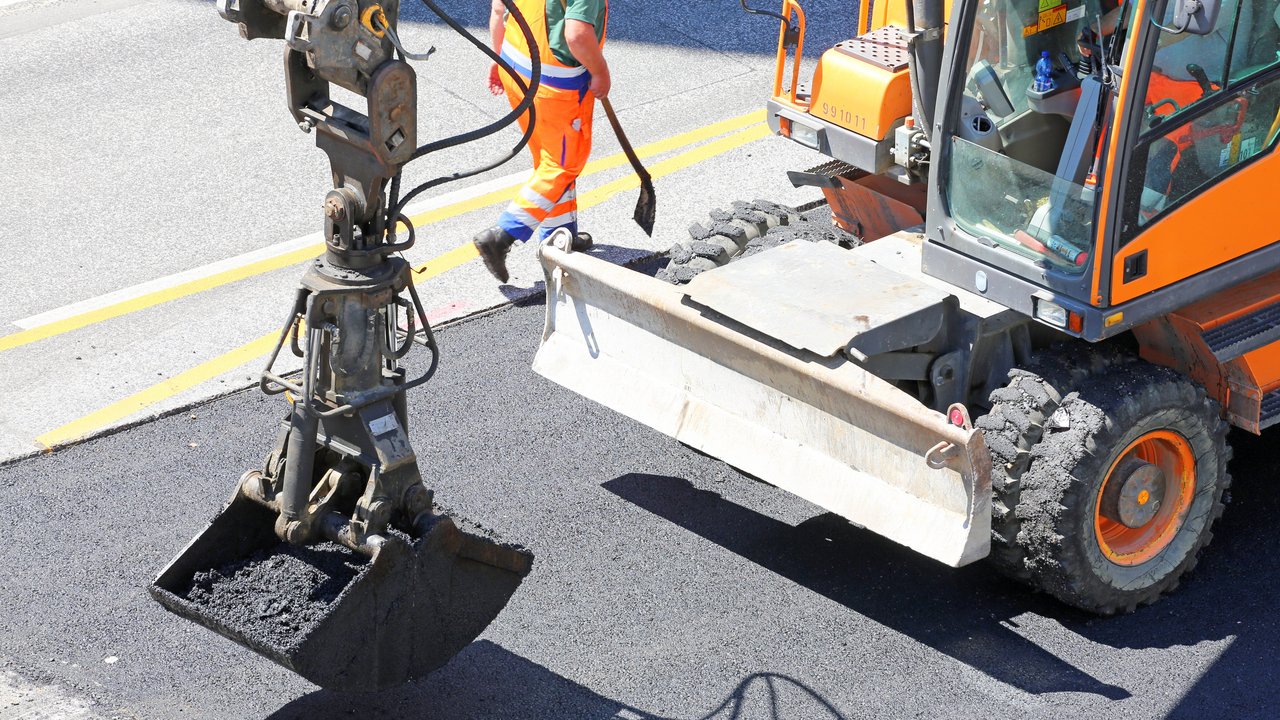 Bild zeigt Baggergreifer mit Teer