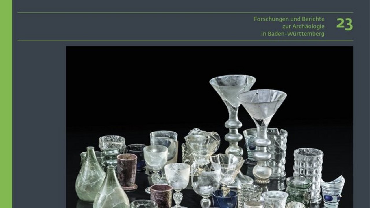 Buchcover des Buches Glaswerk zeigt verschiedene Gläser und Flaschen