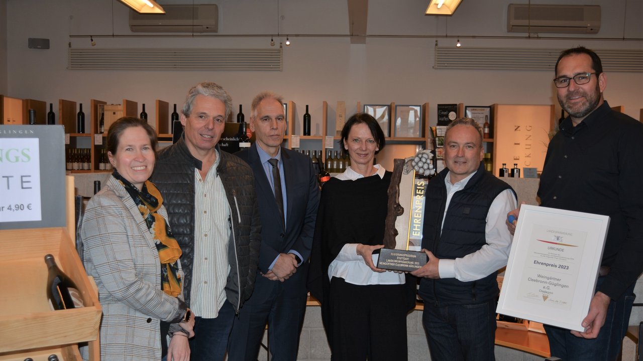 -	Foto von links nach rechts: Nadine Vosseler, Weinbaureferentin vom RPS, Vizepräsidenten des Württembergischen Weinbauverbandes Peter Albrecht, RPS-Abteilungspräsident Dr. Ulrich Dura, Regierungspräsidentin Susanne Bay, Geschäftsführer der Cleebronn-Güglingen e. G. Axel Gerst und Vorstand der Cleebronn-Güglingen e. G. Thomas Beyl