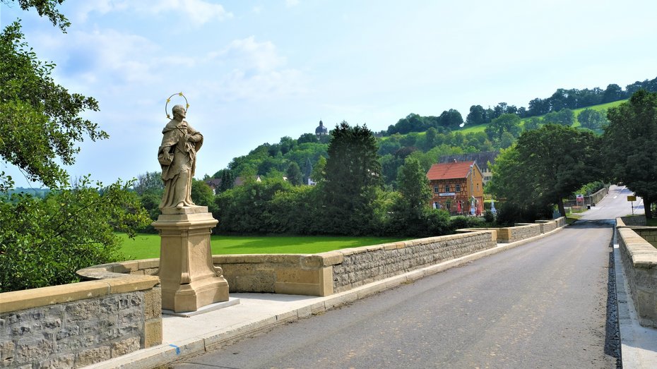 Aufnahme der historischen Jagstbrücke an der L1025 Ortsdurchfahrt Kloster Schöntal mit der Statue des Heiligen Nepomuk (nach aufwendiger Sanierung) Bild zeigt historische Jagstbrücke mit der Statue des Heiligen Nepomuk