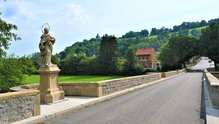 Aufnahme der historischen Jagstbrücke an der L1025 Ortsdurchfahrt Kloster Schöntal mit der Statue des Heiligen Nepomuk (nach aufwendiger Sanierung) Bild zeigt historische Jagstbrücke mit der Statue des Heiligen Nepomuk