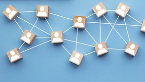 Bild zeigt Holzklötze auf blauem Hintergrund die verbunden sind