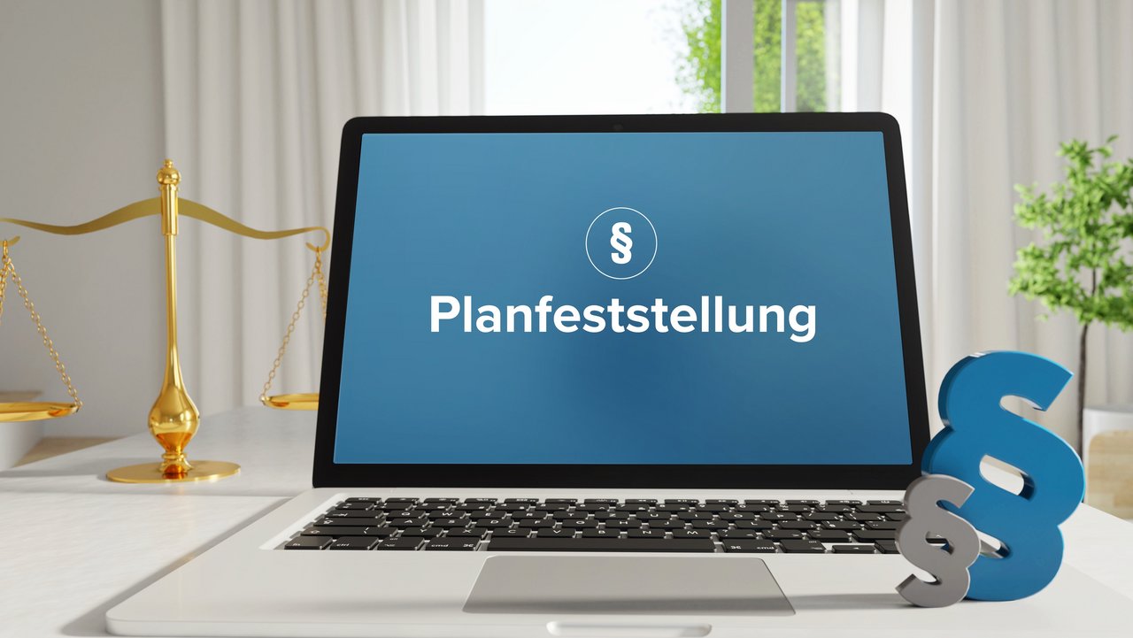 geöffneter Laptop mit dem Schriftzug Planfeststellung