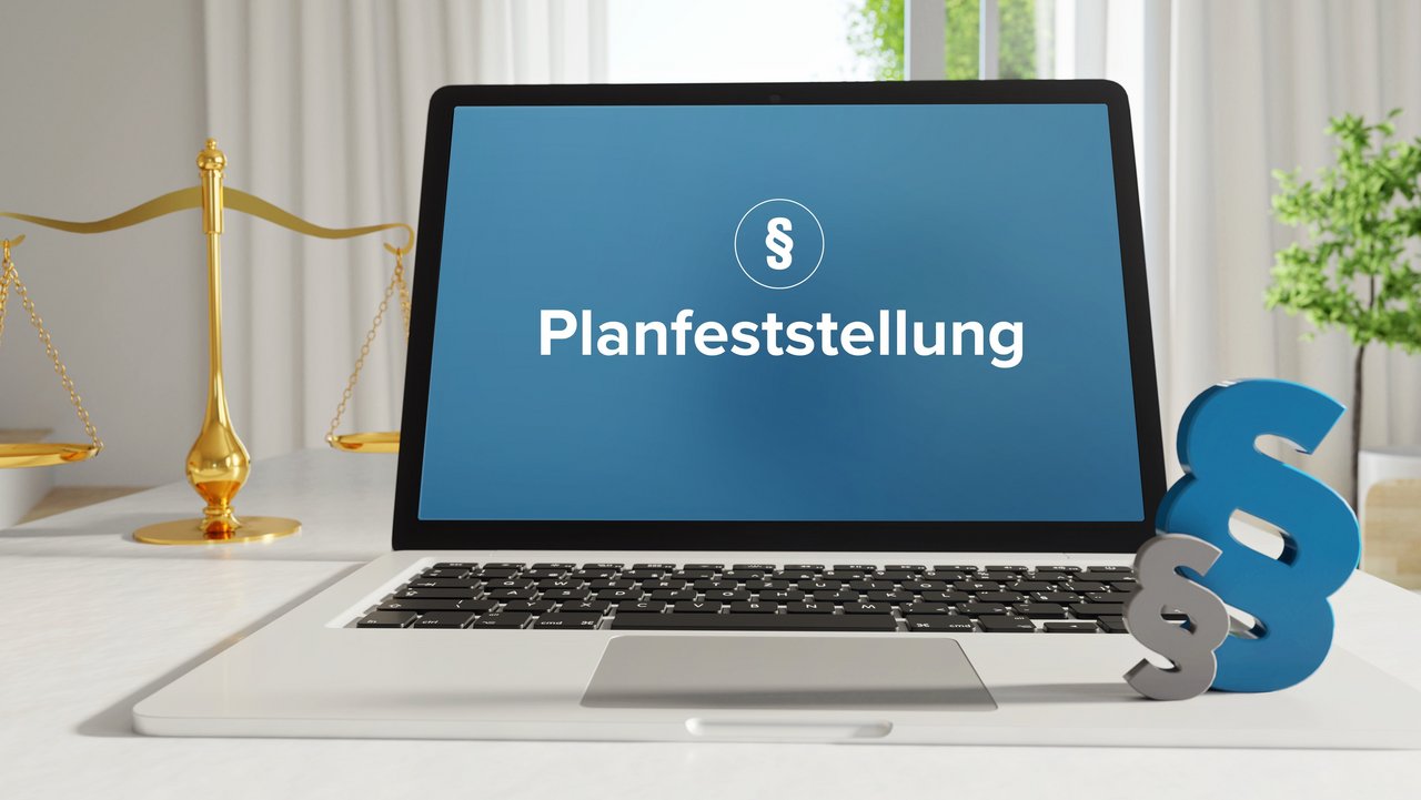 geöffneter Laptop mit dem Schriftzug Planfeststellung