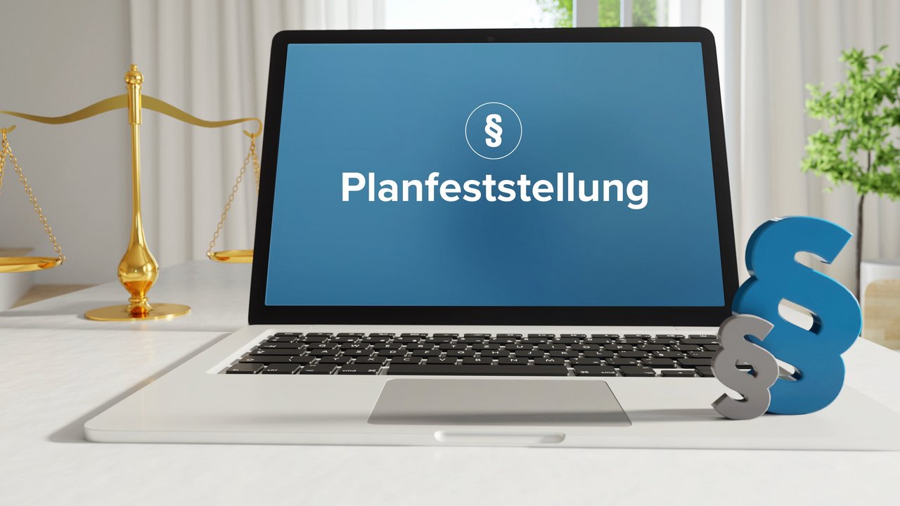 geöffneter Laptop mit dem Schriftzug Planfeststellung