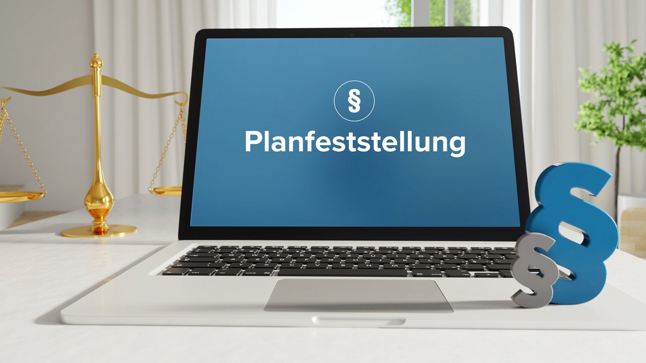 geöffneter Laptop mit dem Schriftzug Planfeststellung