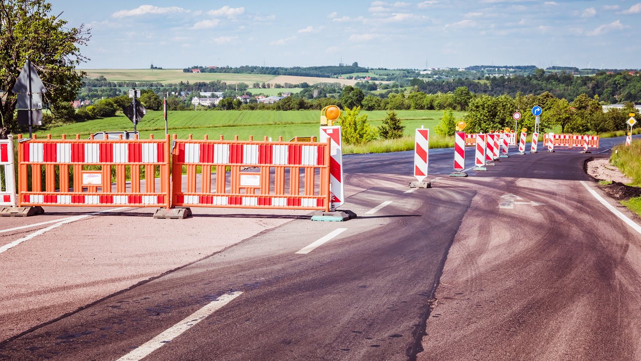 Straßenbaustelle mit halbseitiger Straßensperrung