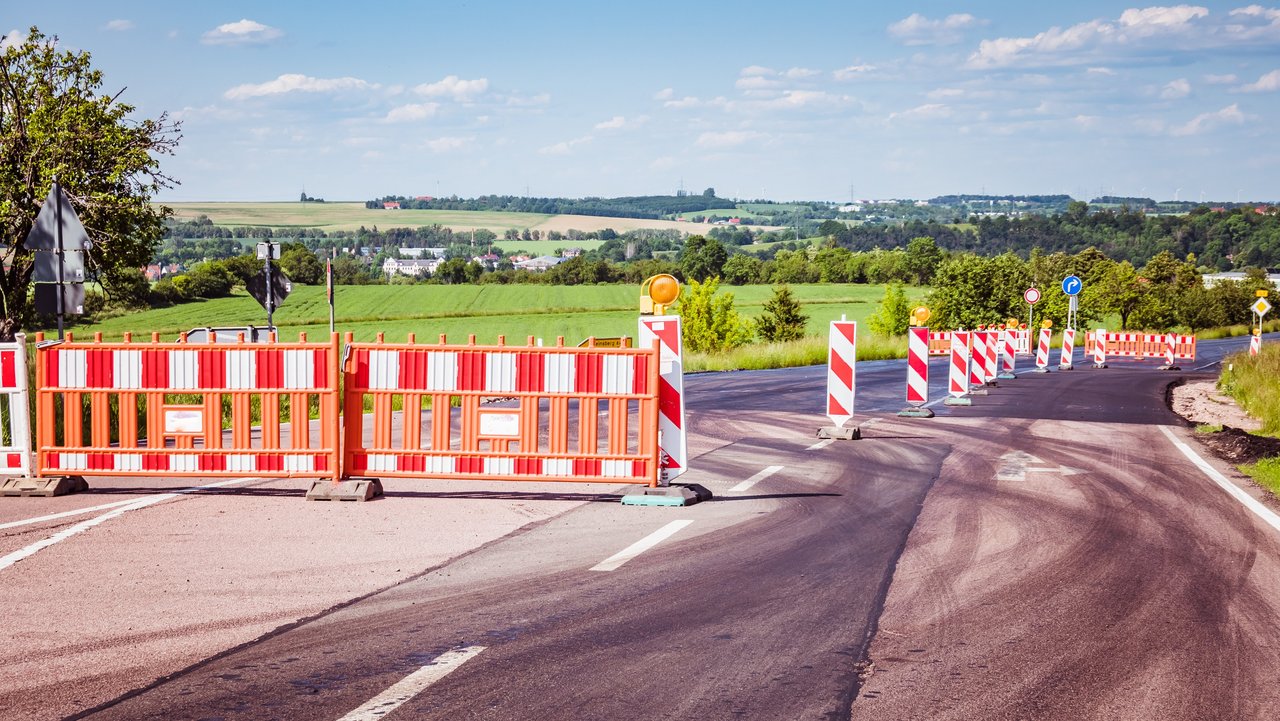 Straßenbaustelle mit halbseitiger Straßensperrung