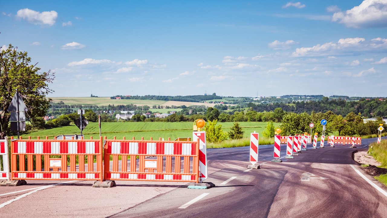 Straßenbaustelle mit halbseitiger Straßensperrung