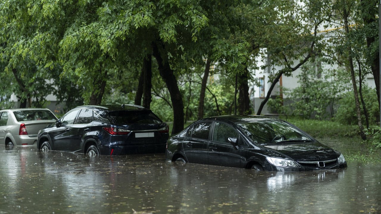 Überflutete Autos nach Starkregen