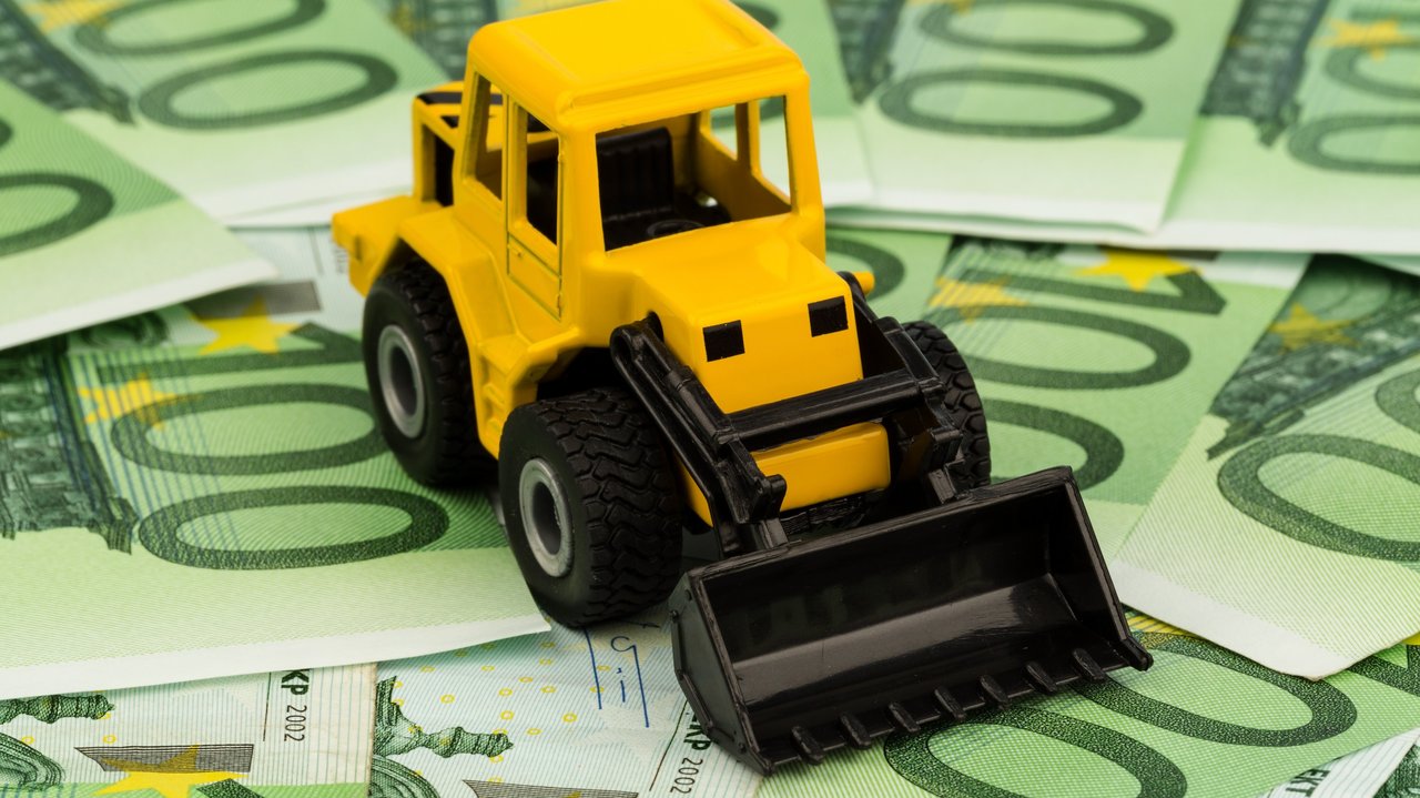 Bagger auf Euro-Banknoten