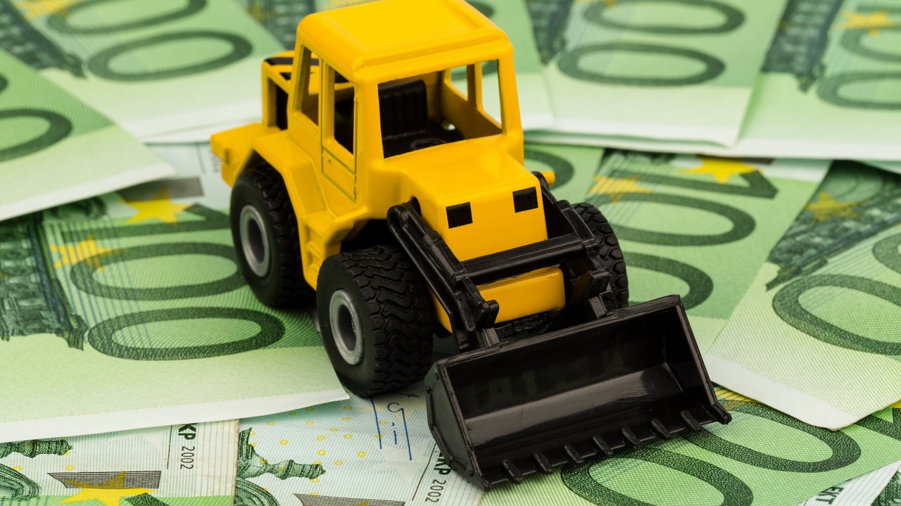 Bagger auf Euro-Banknoten