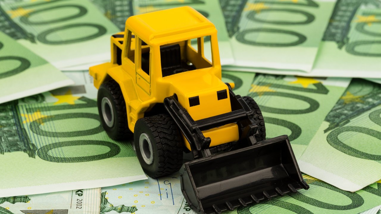 Bagger auf Euro-Banknoten