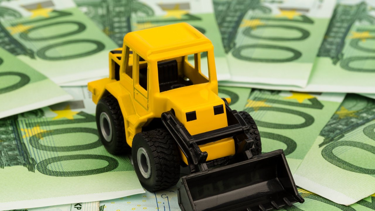 Bagger auf Euro-Banknoten