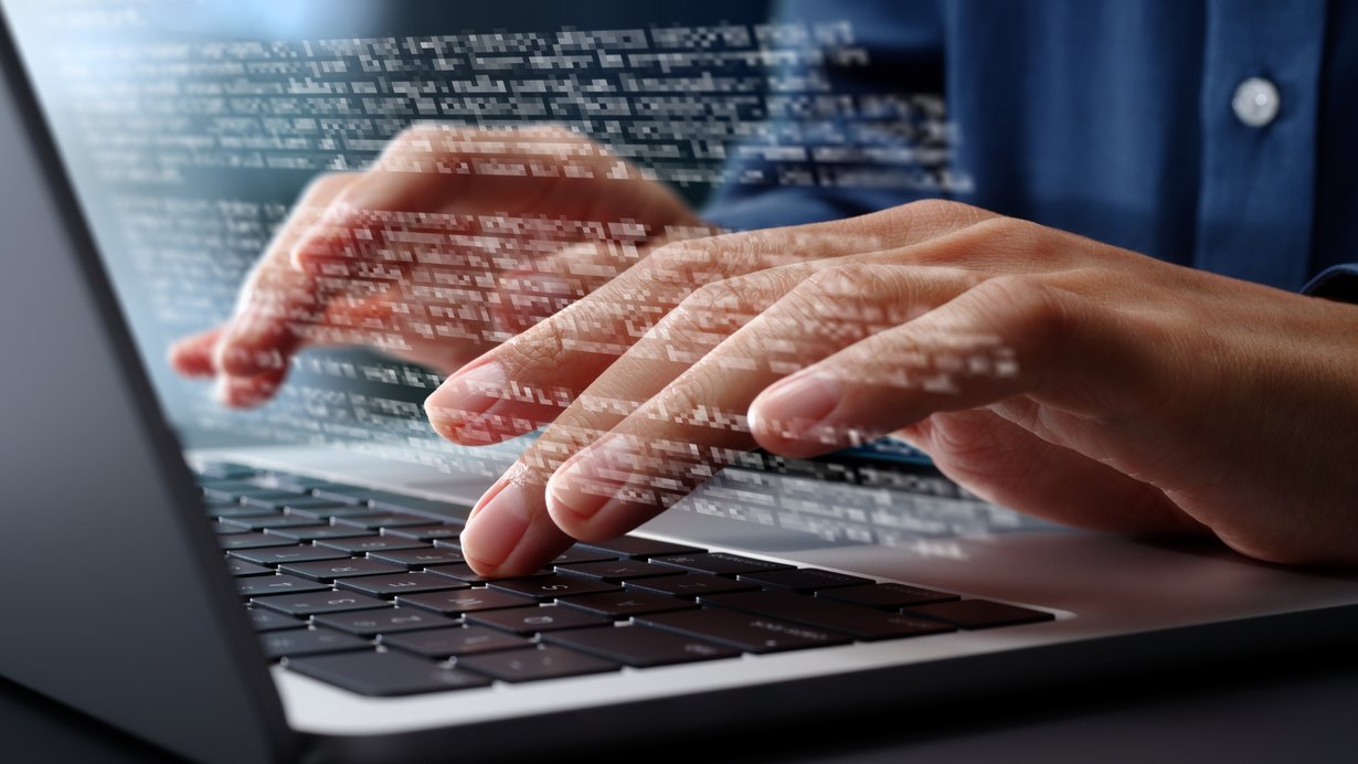 Hände am Laptop die einen Text schreiben