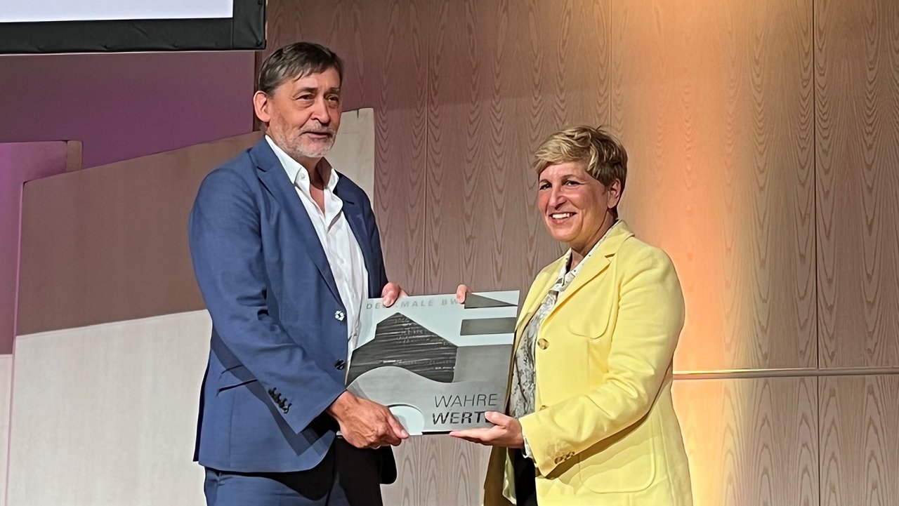 Ministerin Nicole Razavi MdL und LAD-Präsident Prof. Dr. Claus Wolf bei der Übergabe der Plakette Bild 2: Die neue Dachmarke „Wahre Werte – Denkmale BW
