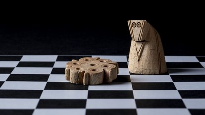 Schachfigur und Spielstein des 11./12. Jahrhunderts auf modernem Schachbrett. Funde der archäologischen Grabung 2022 am Burgstein (Deutschland, Landkreis Reutlingen). 