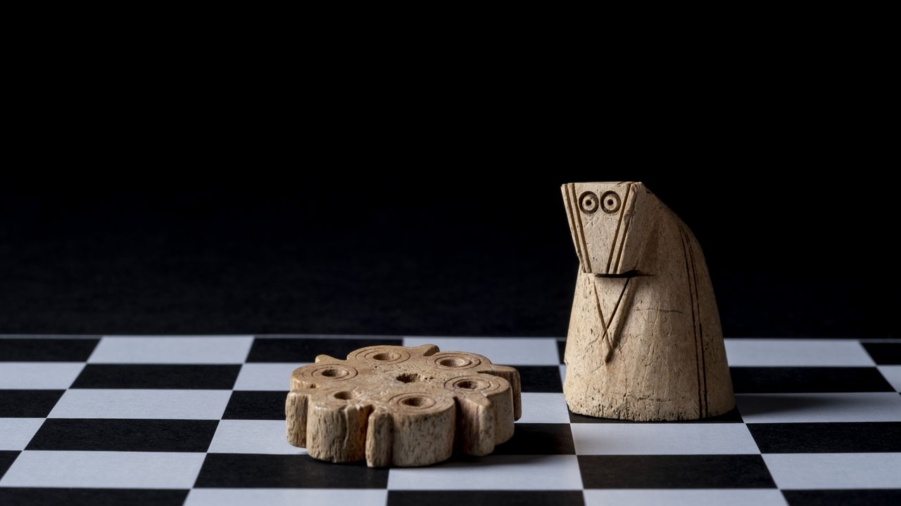 Schachfigur und Spielstein des 11./12. Jahrhunderts auf modernem Schachbrett. Funde der archäologischen Grabung 2022 am Burgstein (Deutschland, Landkreis Reutlingen). 
