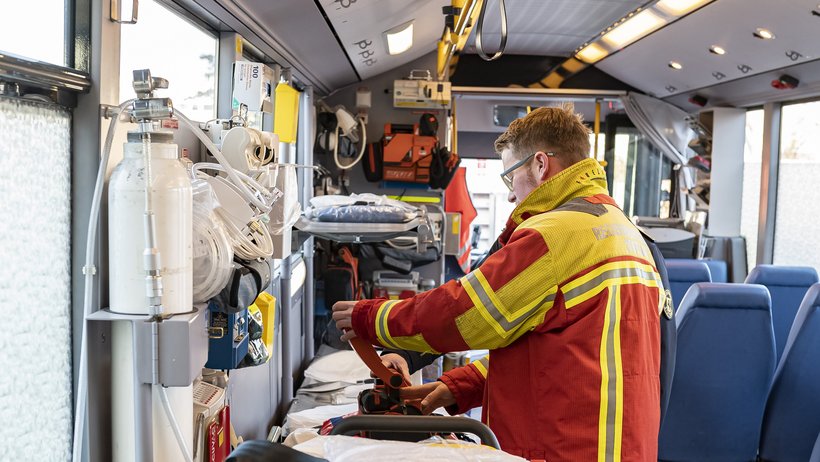 Björn Henzler kontrolliert das Katastrophenschutzmaterial auf dessen Einsatzfähigkeit