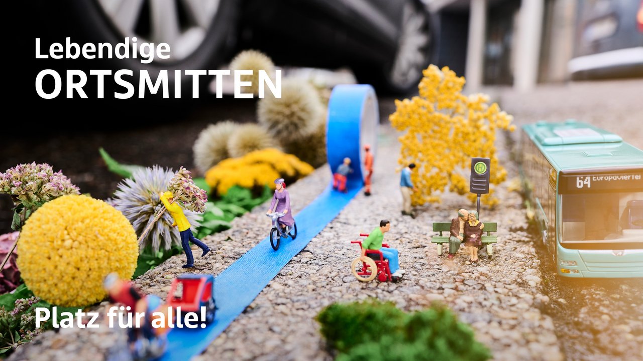 Bild zeigt blaues Band, darauf Spielzeugradfahrer mit Kinderanhänger und Spielzeugradfahrerin, daneben ein Spielzeugrollstohlfahrer und eine grüne Bank, darauf ein älteres Spielzeugpaar an einer Bushaltestelle, dort steht ein Spielzeugbus