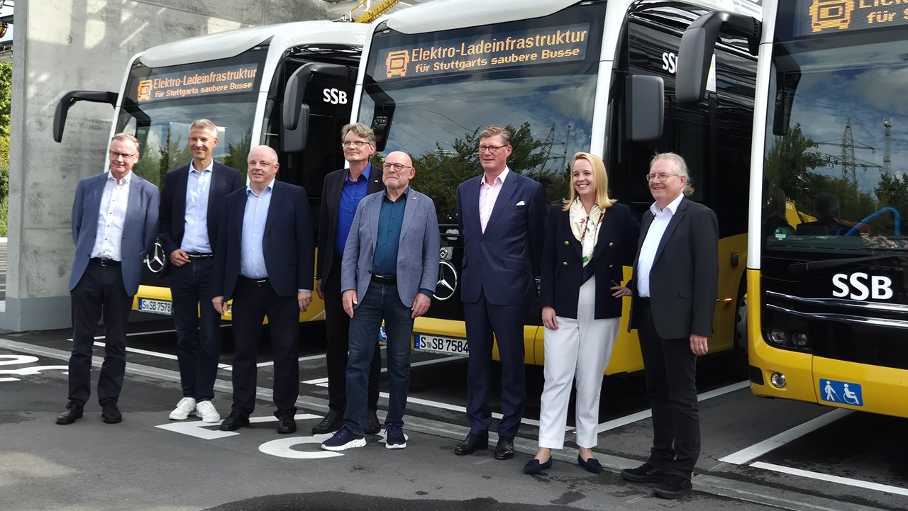 Gruppenbild bei Inbetriebnahme der Ladeanlage für elektrische Busse der SSB in Stuttgart-Möhringen