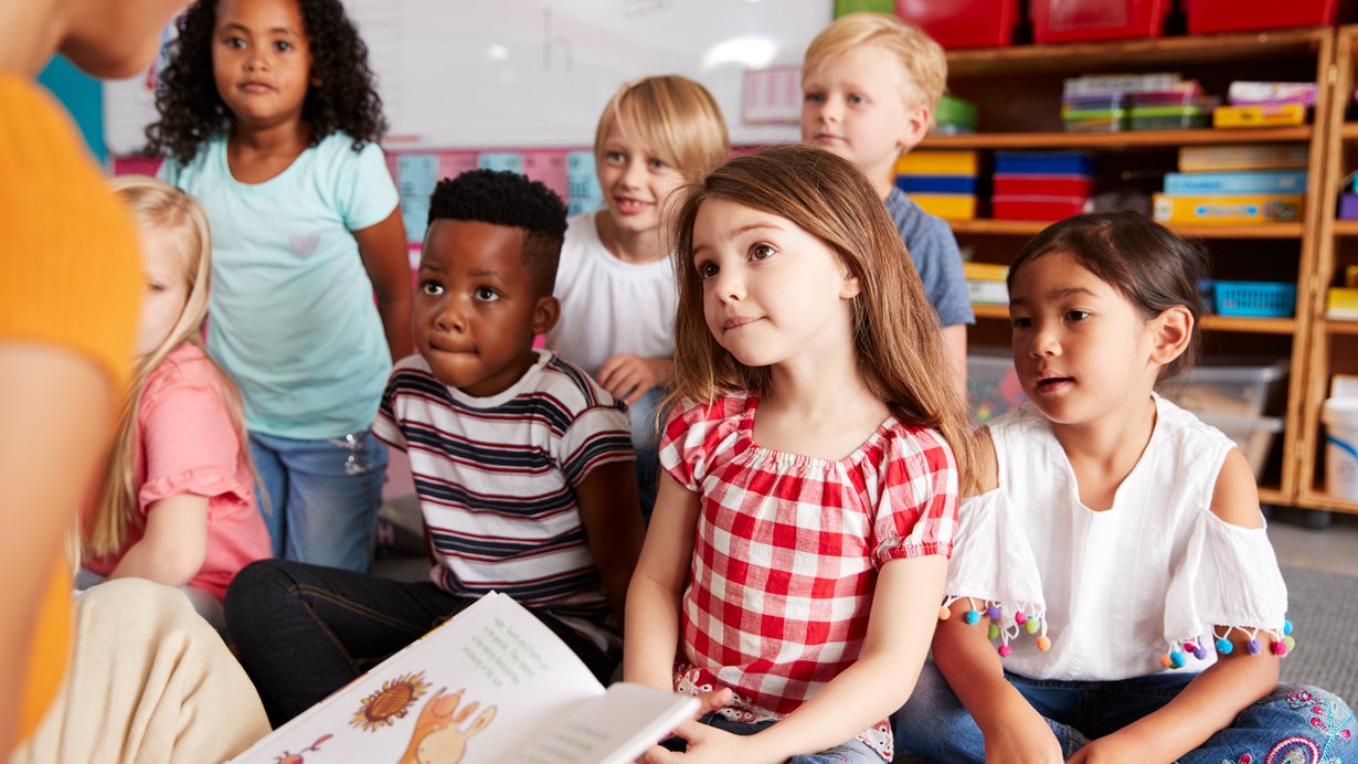 Mehrere Kinder, denen vorgelesen wird