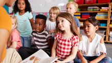 Mehrere Kinder, denen vorgelesen wird