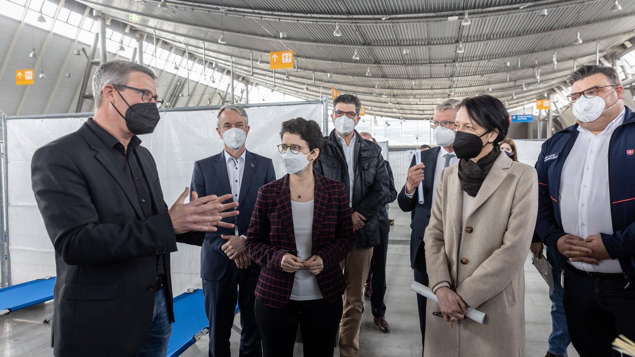 Thomas Deines, Leiter des Referats für Flüchtlingsaufnahme und Integrationsförderung im Regierungspräsidium Stuttgart, führte durch das Ankunftszentrum