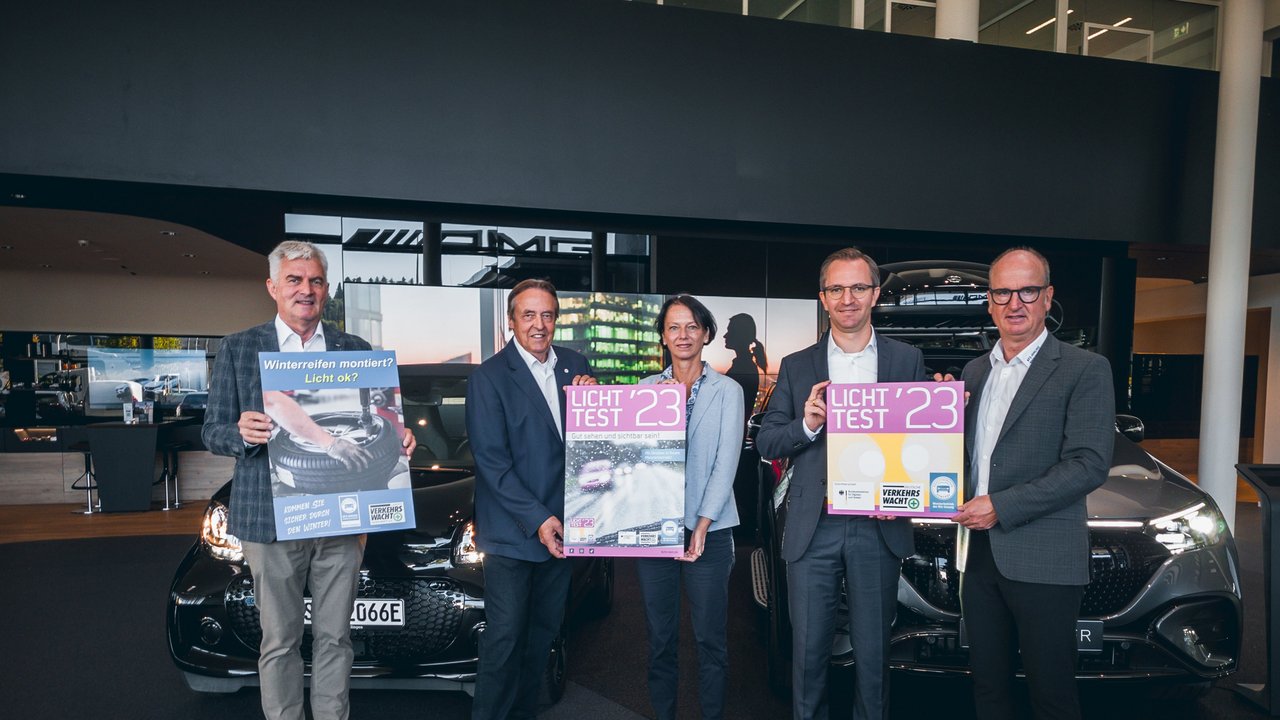 Auf dem Bild zu sehen sind v.l.n.r.: Burkhard Metzger | Präsident der Landesverkehrswacht Baden-Württemberg e.V. Torsten Treiber | Obermeister der Kfz-Innung Region Stuttgart Susanne Bay | Regierungspräsidentin des Regierungsbezirks Stuttgart Frank Schnierle | stv. Obermeister der Kfz-Innung Region Stuttgart Christian Reher | Geschäftsführer der Kfz-Innung Region Stuttgart