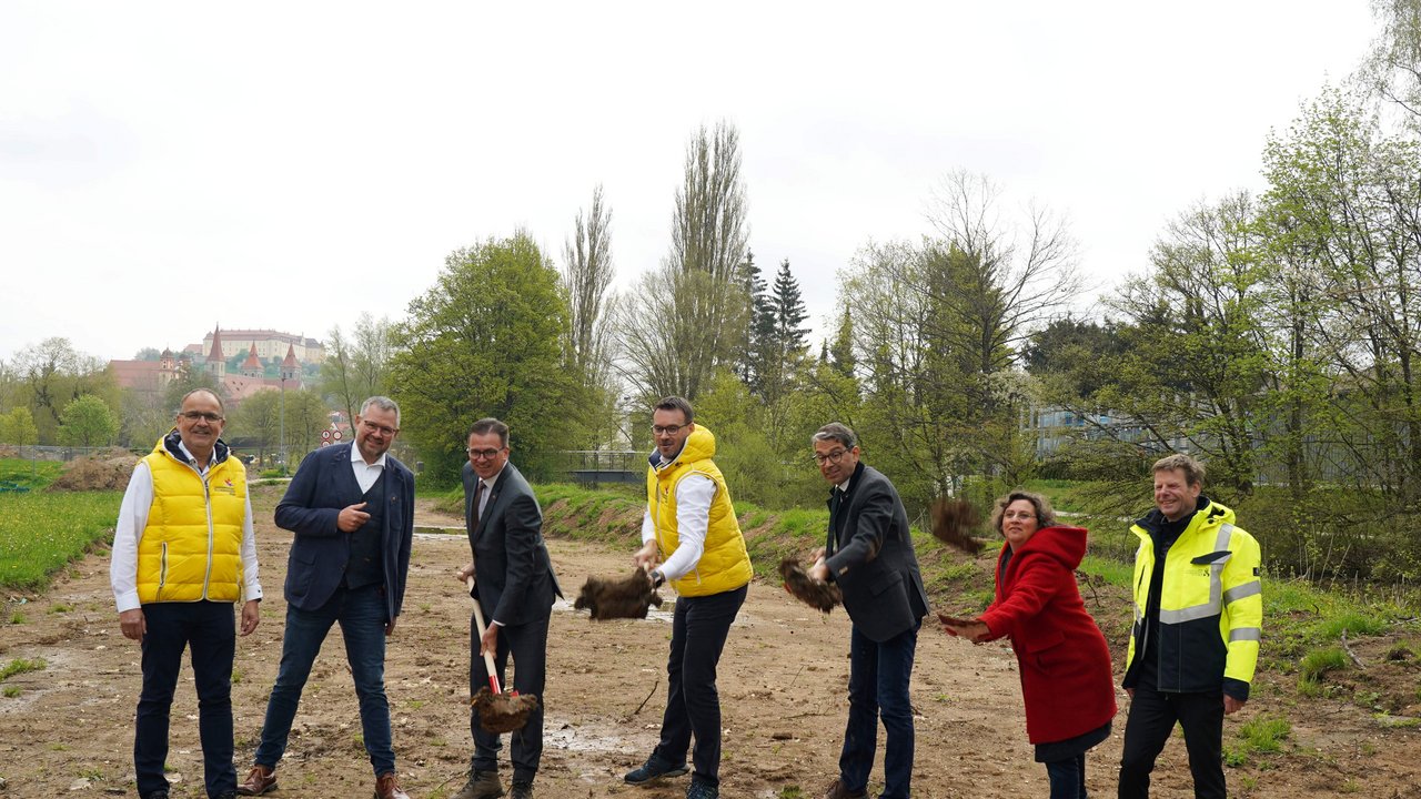 RPS-Vertreterin Eva de Haas (zweite von rechts) beim Spatenstich zur Jagstumgestaltung in Ellwangen