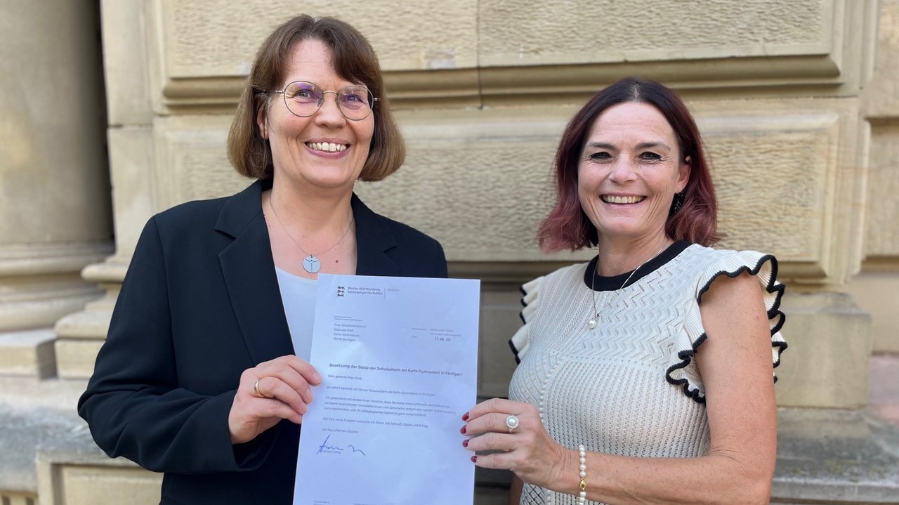 Melanie Stumpf (rechts), zuständige Referentin am Regierungspräsidium Stuttgart, überreicht Gabriele Kieß (links) das Bestellungsschreiben von Kultusminister Andreas Jung
