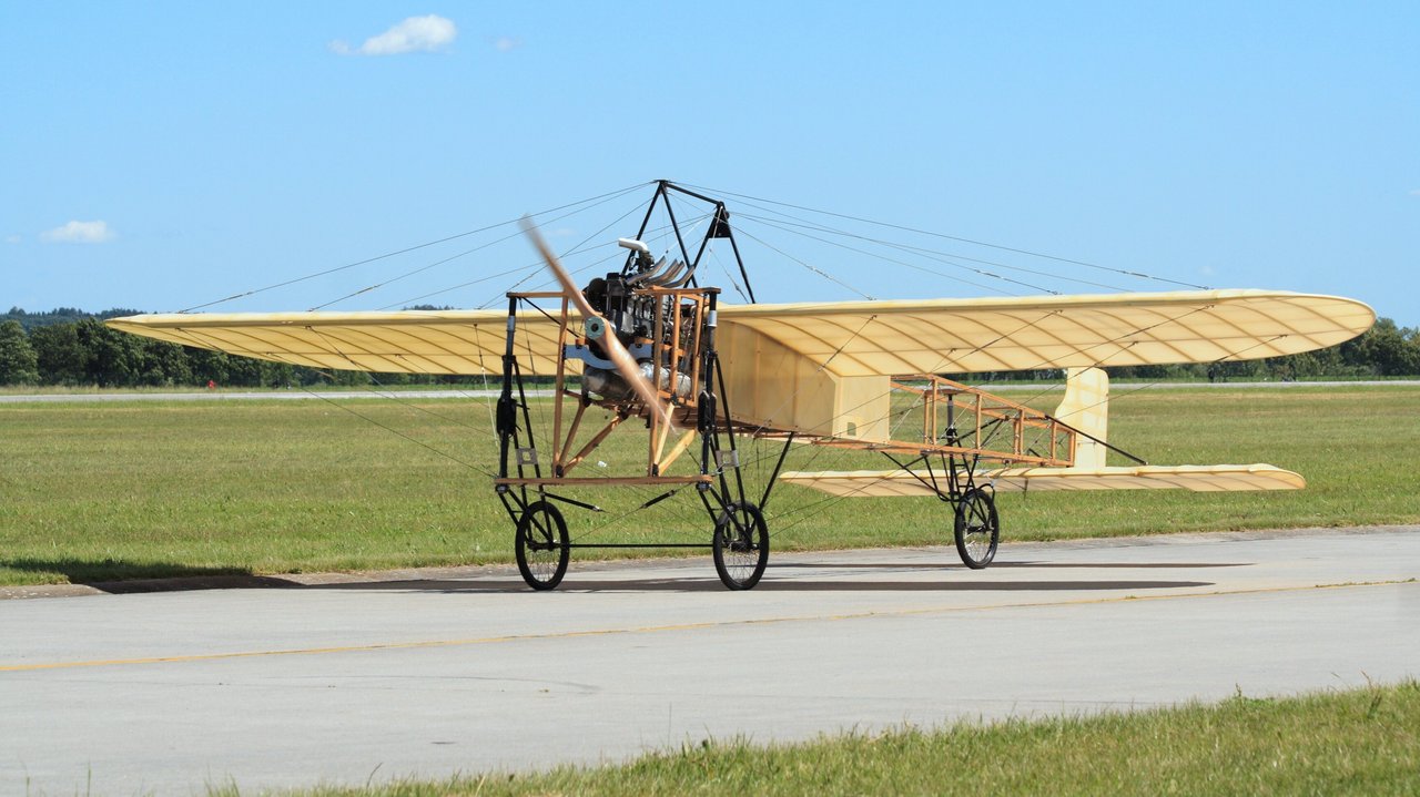 Bild zeigt ein altes historisches Flugzeug