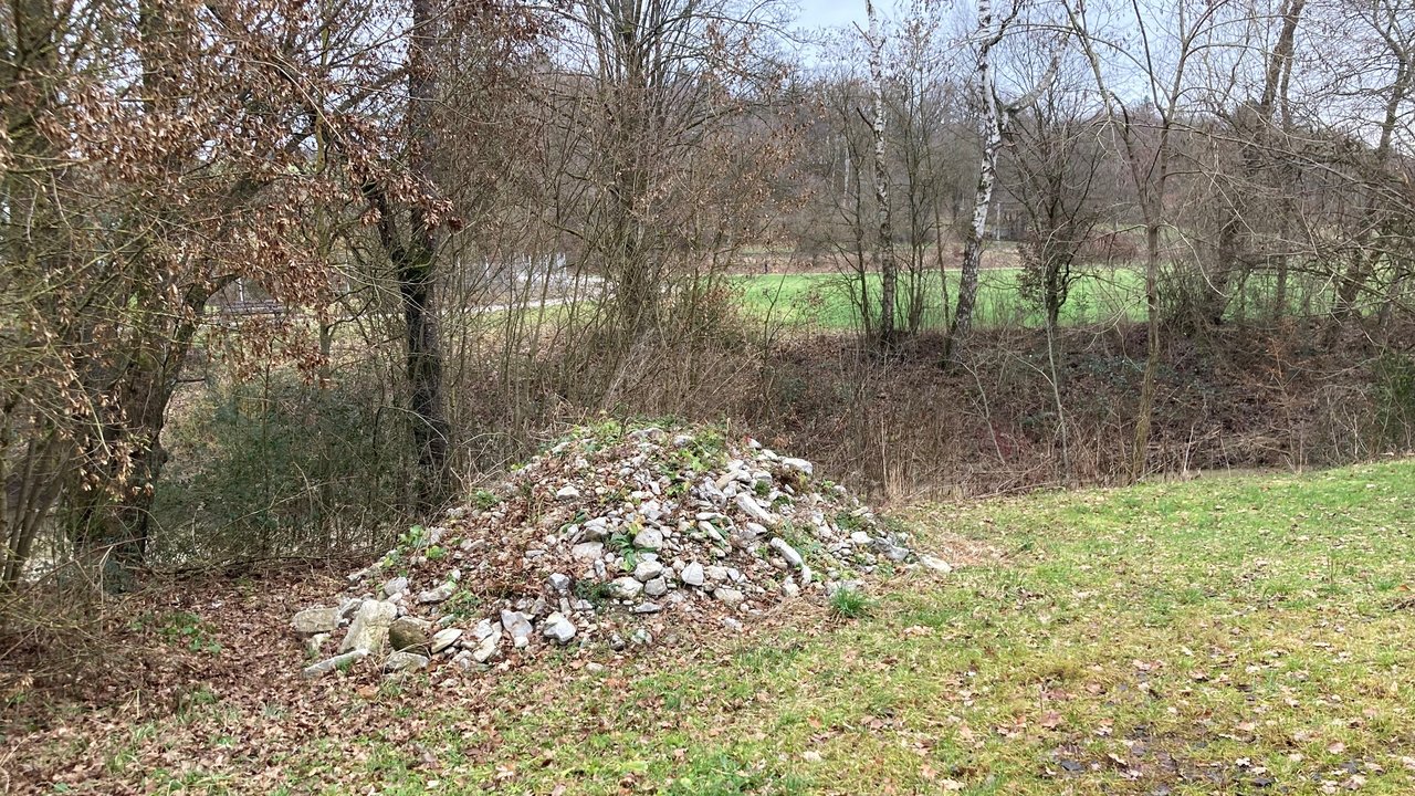 Bauschutt liegt auf dem Grünstreifen neben der Jagst
