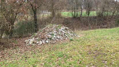 Bauschutt liegt auf dem Grünstreifen neben der Jagst