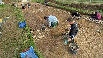 Bild zeigt Studierende bei den Ausgrabungen im römischen Kastell von Schramberg-Waldmössingen