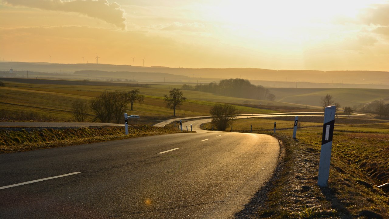 Landstraße im Sonnenuntergang bei Schweinfurt in Unterfranken Von GrebnerFotografie 