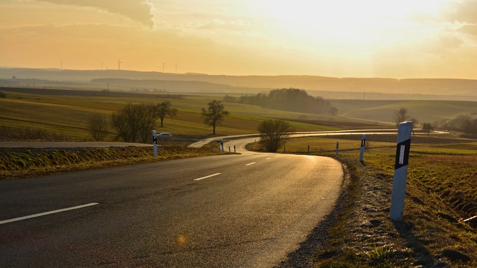 Landstraße Landstraße im Sonnenuntergang bei Schweinfurt in Unterfranken Von GrebnerFotografie