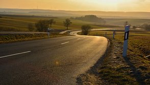 Landstraße im Sonnenuntergang bei Schweinfurt in Unterfranken Von GrebnerFotografie 
