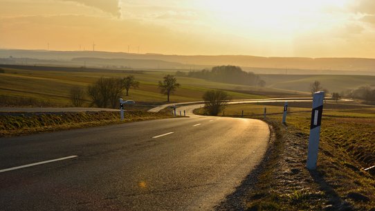 Landstraße im Sonnenuntergang bei Schweinfurt in Unterfranken Von GrebnerFotografie 