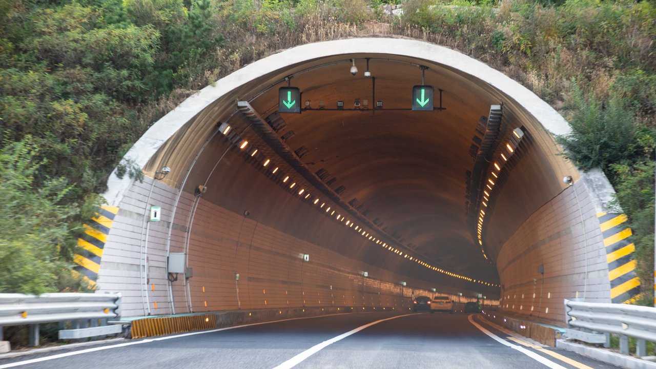 Einfahrt in einen Tunnel
